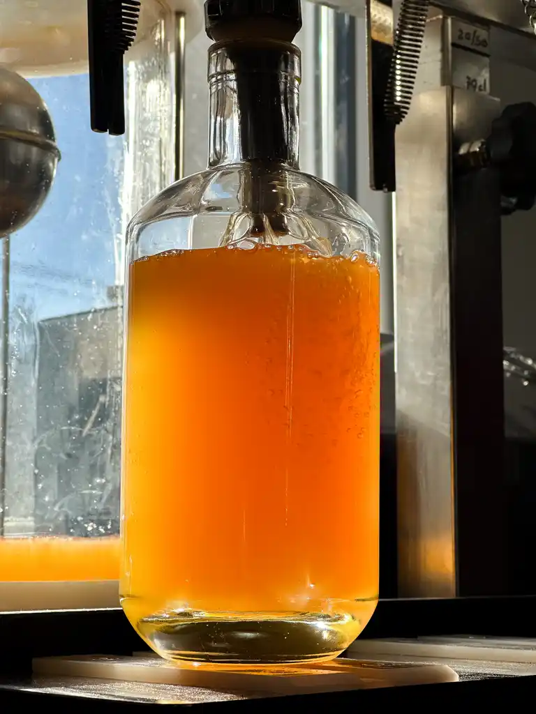 Remplissage d'une bouteille de liqueur
