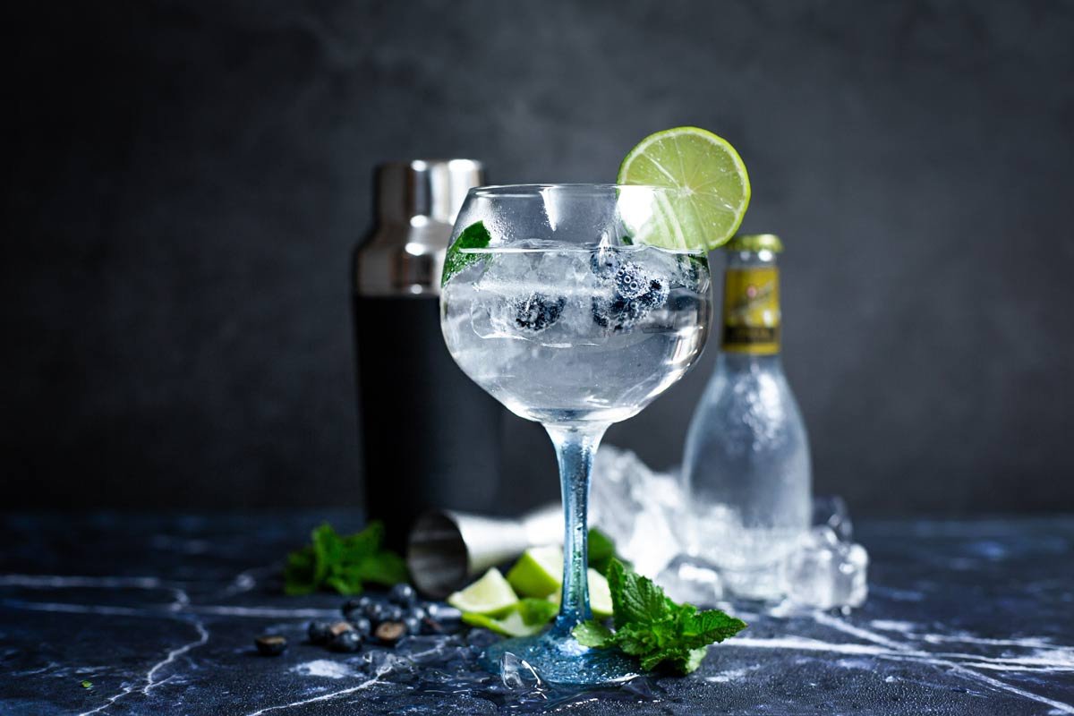 Gin tonic au citron vert et aux mûres